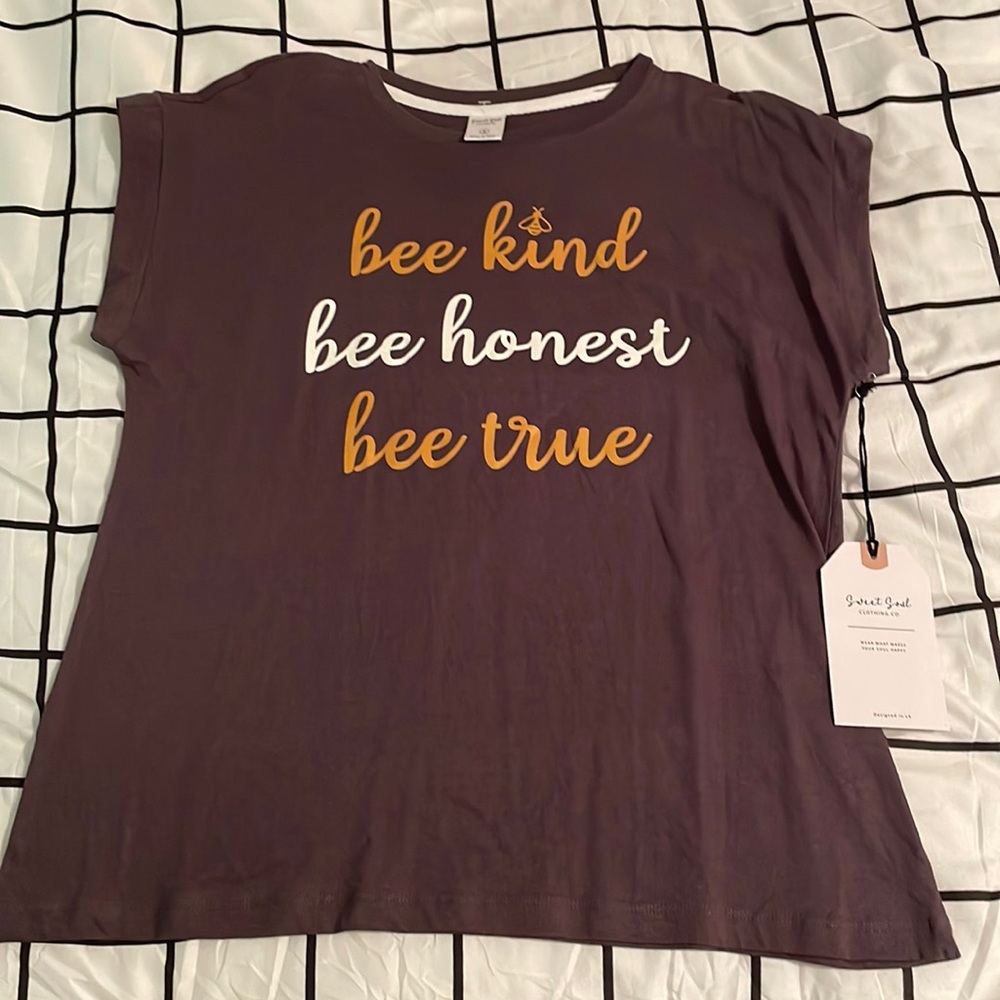 Women’s bee kind t-shirt size small NWT